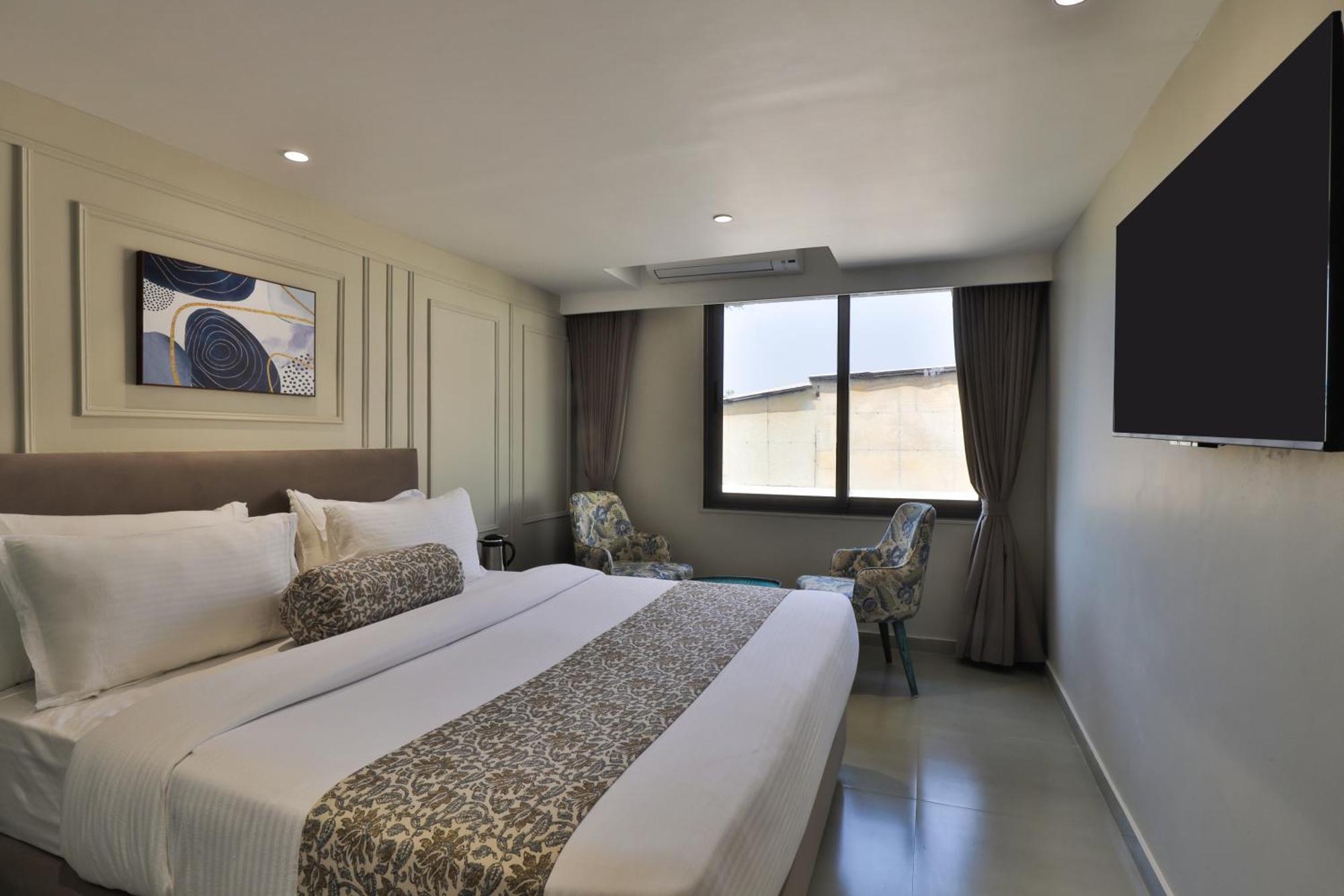 Hotel The Grand Suites Ahmedabad Exterior photo