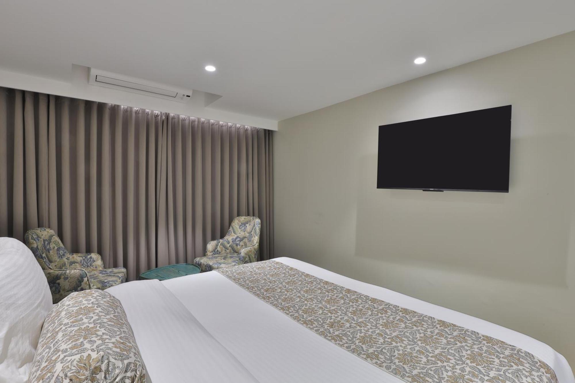 Hotel The Grand Suites Ahmedabad Exterior photo